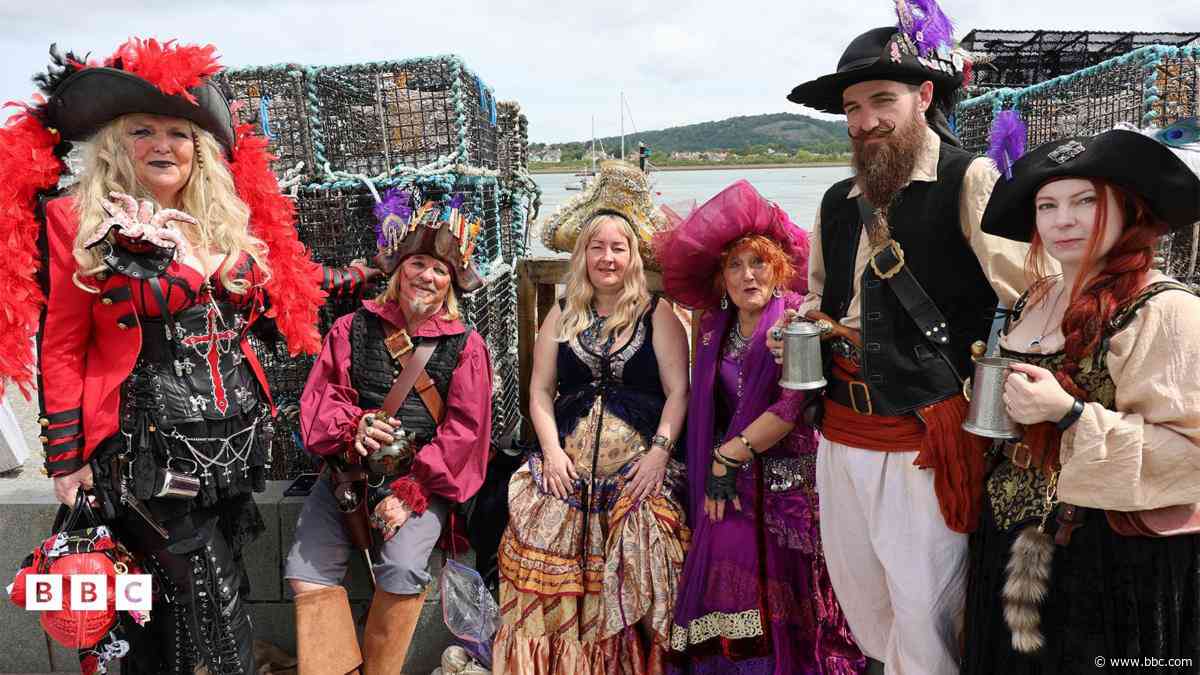 Gŵyl Fôr-ladron Conwy yn llenwi'r cei gyda lliw