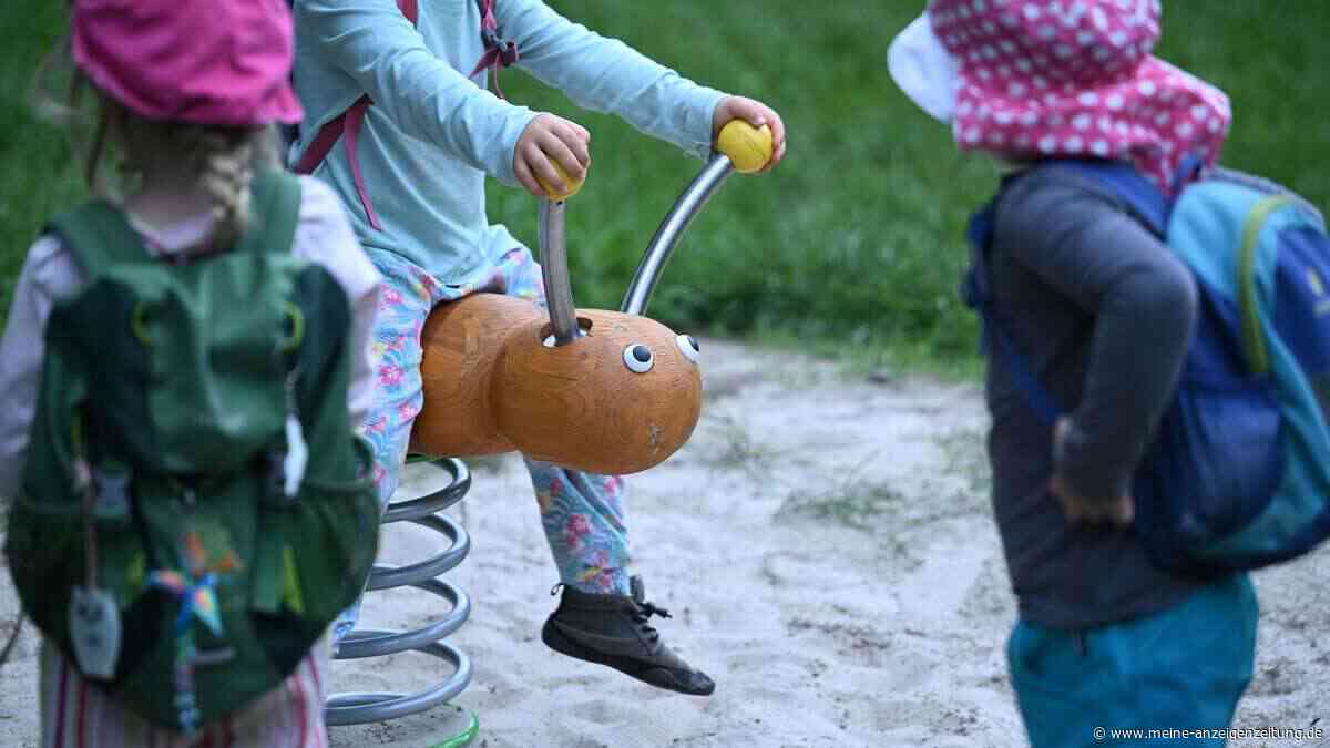 Kinder-T-Shirt im Rückruf: Bekannter Textildiscounter richtet dringende Warnung an Eltern