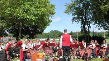 Kaffee, Kuchen und Musik bei strahlendem Sonnenschein