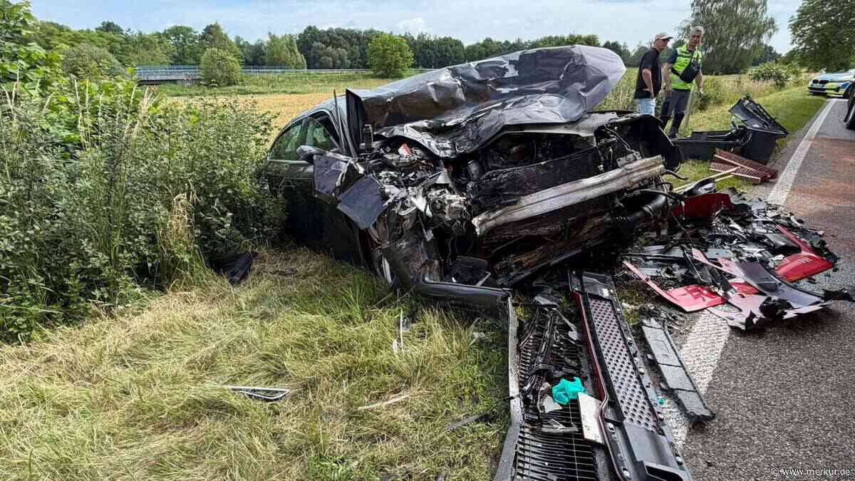 Furchtbarer Unfall in Bayern: Mann kracht übermüdet frontal in Lkw