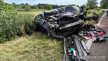 Furchtbarer Unfall in Bayern: Mann kracht übermüdet frontal in Lkw