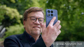 Reporter-Legende wirbt für Qonto und Xiaomi: Béla Réthy wird während der WM zum doppelten Testimonial