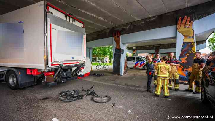 Vrachtwagen sleurt fietser mee, gillende omstanders waarschuwen chauffeur