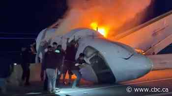 1 killed when small plane crashes on Texas highway. People leave vehicles to help