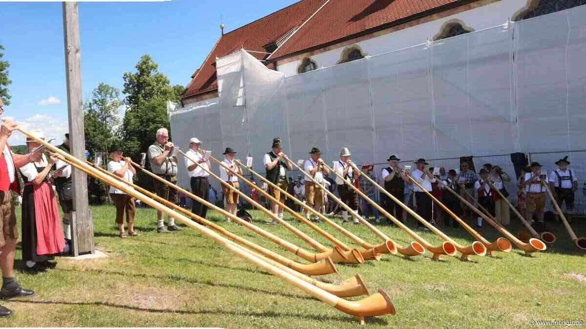 Alphornbläser aus Baden-Württemberg spielen Bergmesse auf dem Brauneck
