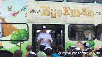 „Backman“ kommt: So bringt ein Superheld den Kindern in Rechtmehring das Backen bei