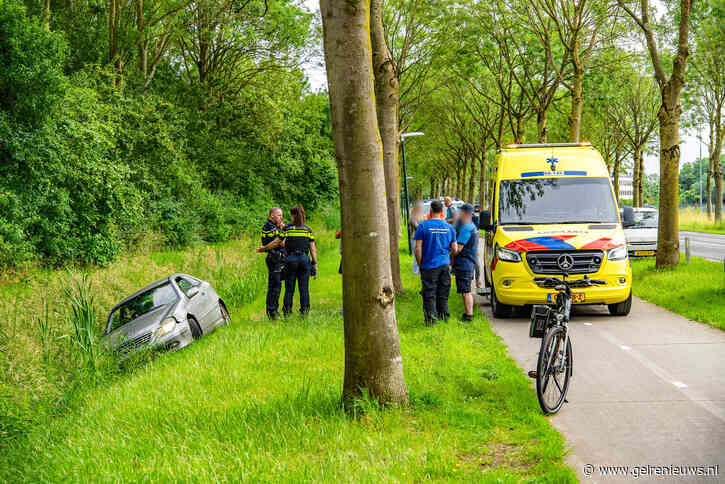 Mercedes belandt in sloot na uitwijkmanoeuvre