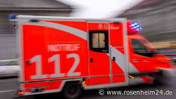 Auto stößt bei Großkarolinenfeld mit voll besetztem Rettungswagen zusammen