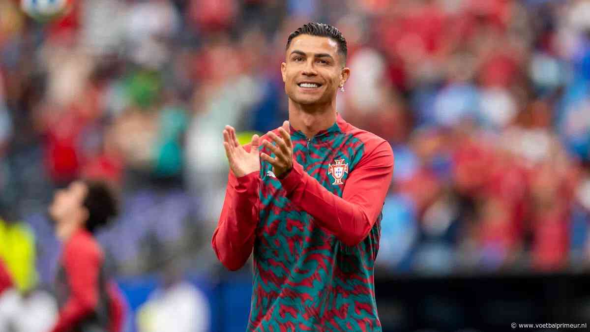 Gijp en Derksen vol ongeloof: 'Hij kan niet meer, spelers moeten in actie komen'