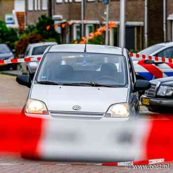 Agenten met getrokken wapens houden persoon aan in Enschede