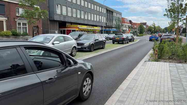 Auto's staan geparkeerd op middenberm in Eindhoven: 'Niet de bedoeling'