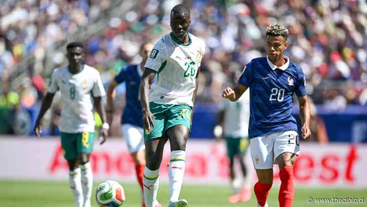El caso del falso comentario racista en el partido entre Francia y Senegal: los descargos del relator apuntado y las disculpas de los medios que lo difundieron 