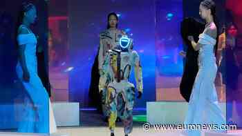 Humanoid robots join models at fashion show in Seoul