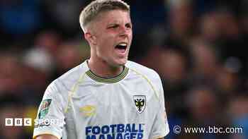 Harrogate sign midfielder Williams