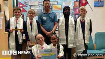 Sherpa thanks children for help after earthquake