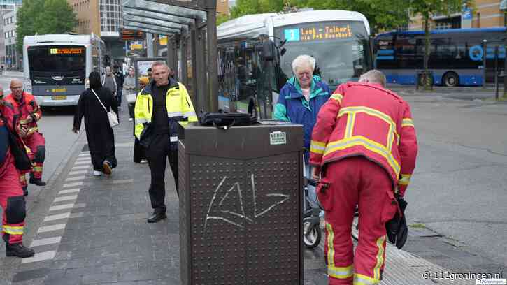 Prullenbak vat vlam op busstation aan Stationsweg in Groningen