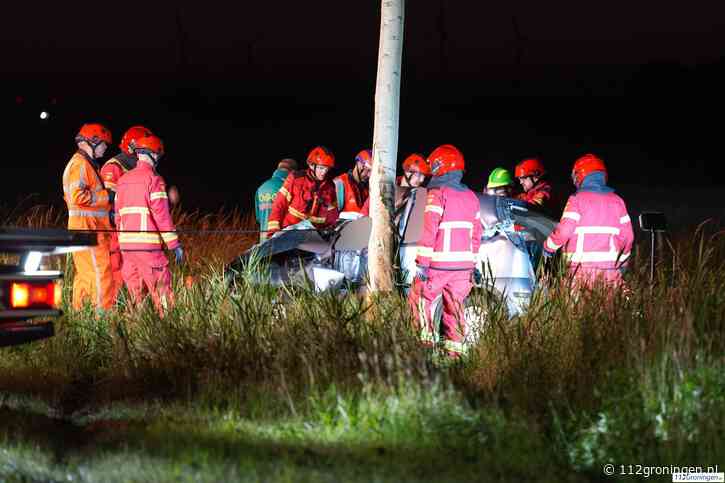 Bestuurder (19) twee uren bekneld na ongeluk op N33 bij Veendam (Video)