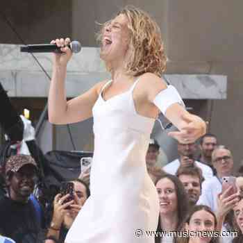 Maggie Rogers exposes two-timing date live on stage