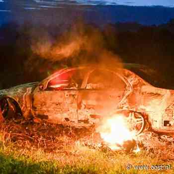 112 Nieuws: Autobrand in Vroomshoop