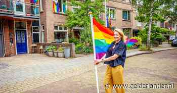 ‘Je komt niet aan die lieve jongen’: hele straat hangt regenboogvlaggen op na dreigbrief aan 11-jarige