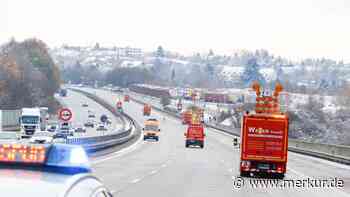 Autobahn in Oberbayern nach Unfall zeitweise gesperrt: Hubschrauber entdeckt Wrack in Wald