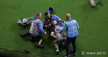 Eén tackle, twee slachtoffers: cameraman heeft blessurebehandeling nodig na harde charge ManCity-speler