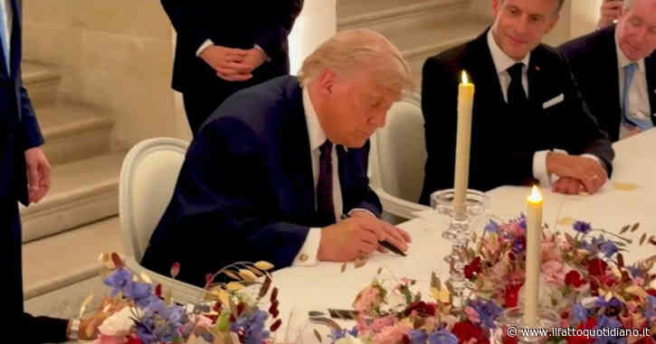 Usa-Iran, Trump firma l’accordo davanti alle telecamere a Versailles. Teheran conferma. Pakistan: “Hormuz subito riaperto”