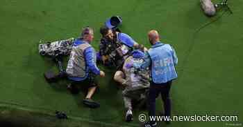 Eén tackle, twee slachtoffers: cameraman heeft blessurebehandeling nodig na harde charge ManCity-speler