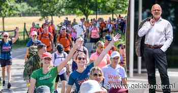 Burgemeester Van Eert loopt zijn eerste Vierdaagse en nodigt medewandelaars uit op het gemeentehuis
