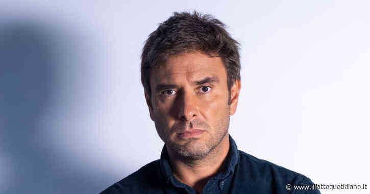 Alessandro Di Battista porta a teatro ‘EPSTEIN. Tutto quello che il potere cerca di nascondere’