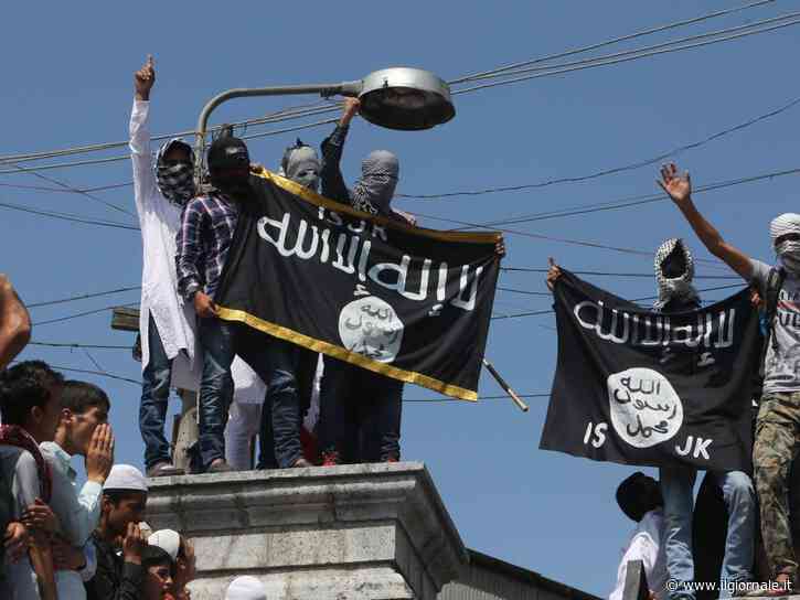 Arrestato sedicenne fan di Isis e nazisti. "Voleva colpire giudici e giornalisti"