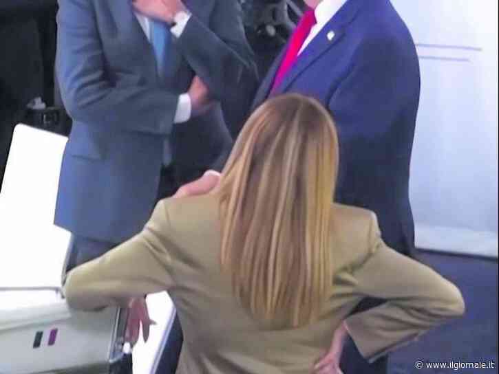 Sinistra all'ultima spiaggia: mette Giorgia sotto accusa per la mano sul fianco