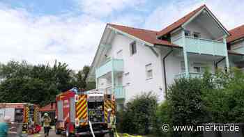 Zimmerbrand: Feuerwehr rettet Menschen mit Fluchthauben aus verrauchtem Haus