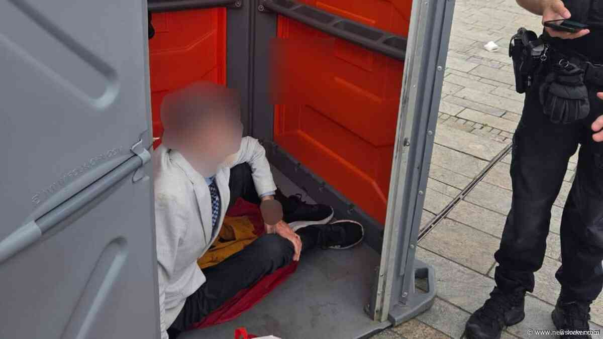 Politie bevrijdt man die nacht in dixi sliep: 'Verkozen tot zijn tiny house'