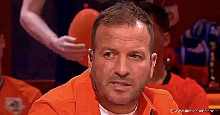 “Sono tutti uguali”: Van der Vaart sotto accusa per la frase sui giapponesi. “È un pagliaccio”. Poi le scuse