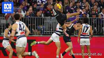 Live: Dockers fight back in Perth as Bolton takes incredible mark