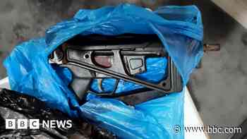 Submachine gun and pistol seized by police