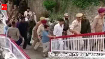 Akshay Kumar seeks blessings at Mata Vaishno Devi temple