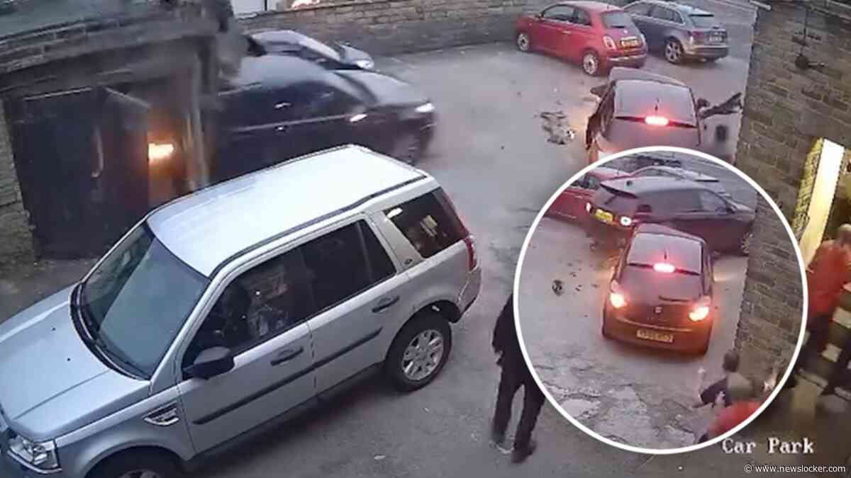Chaos: Bestuurder ramt auto en belandt in gebouw