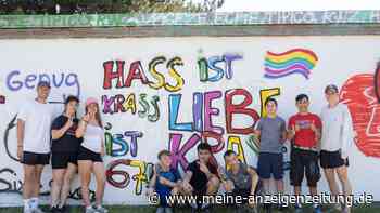 Bunte Smileys statt Hassbotschaften - Mittelschüler übermalen Mauer am Grafinger Freibad