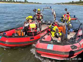 Feuerwehr Düsseldorf demonstriert Rettung aus dem Rhein