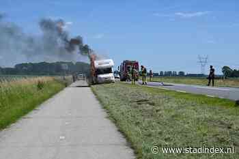 Camper vliegt tijdens het rijden in brand bij Dronten