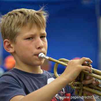 Kinderen kunnen kennismaken met drums, saxofoon, hoorn, trompet & trombone