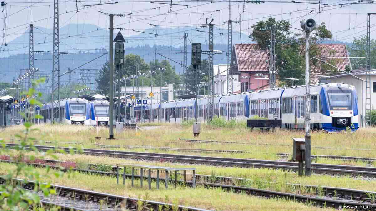 60-Jähriger trägt Kalaschnikow-Imitat zum Bahnhof – SEK im Anflug