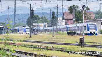 60-Jähriger trägt Kalaschnikow-Imitat zum Bahnhof – SEK im Anflug