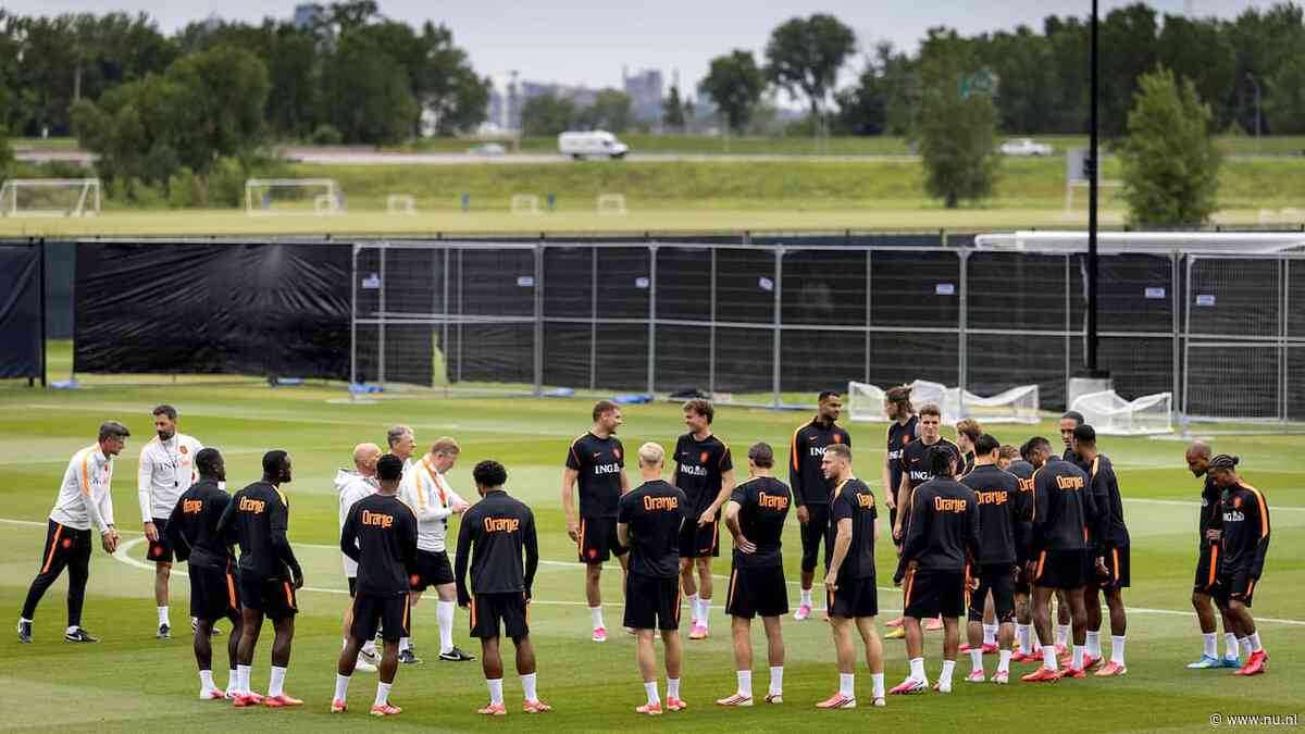 Oranje traint in regen met fitte selectie richting WK-wedstrijd met Zweden