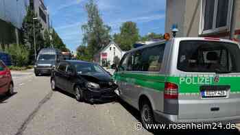Biene im Auto: Seniorin (85) verliert Kontrolle und kracht frontal in Rosenheimer Polizeiwagen
