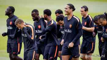 Oranje traint met fitte selectie in regen richting WK-wedstrijd tegen Zweden