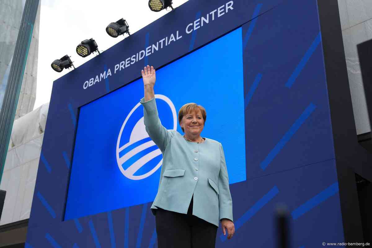 Merkel überraschend bei Einweihung von Obama-Museum