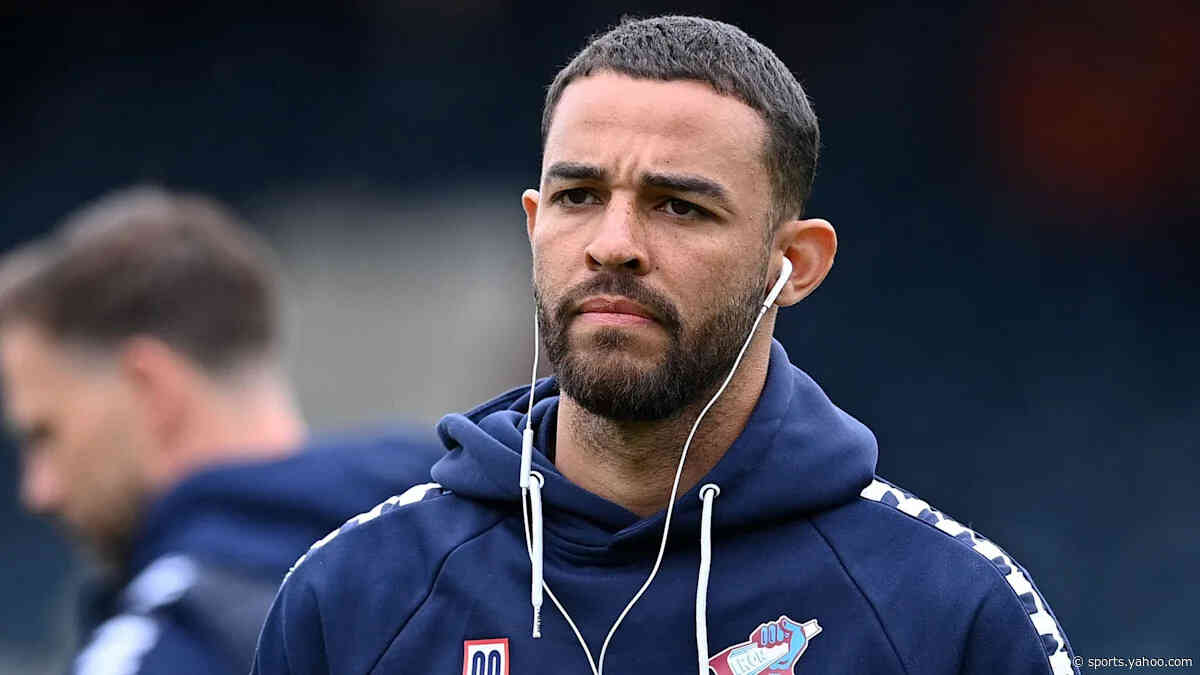 Scunthorpe defender Barrows extends deal